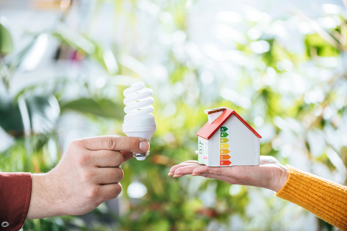 Casa y bombilla representando la eficiencia energética